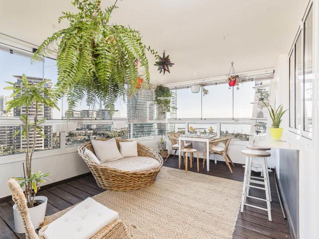 Vivienda reformada con magníficas vistas al mar y a la veget. 129m² Barcelona