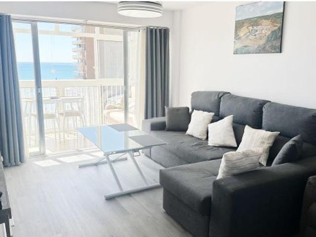 VIVIENDA REFORMADA A ESTRENAR CON TERRAZA ACRISTALADA Y VISTAS AL MAR