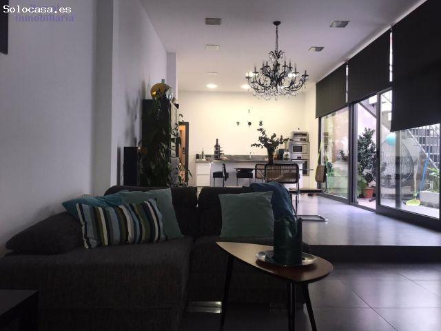 Vivienda SINGULAR en el centro de Logroño.Planta baja, más dos. Terraza de sesenta metros y jardin c
