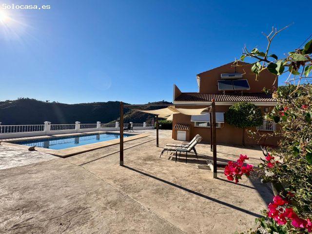 Vivir en el campo en un chalet moderno con vistas impresionantes al mar