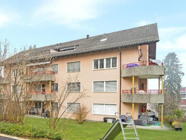 Vivre avec style: Découvrez ce spacieux appartement de 2,5 pièces !