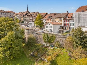 Vivre en vieille ville avec commerces, gare et écoles à proximité