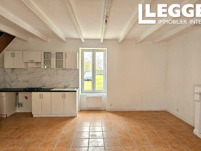 VIX Longère comprenant 3 T3 rénovés 56 60 65 m², libres, DPE D, avec garages idéal investissement