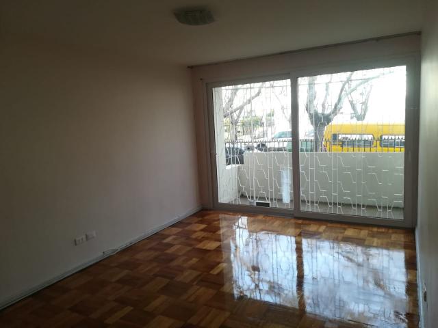 Viña del mar sector Poniente Viña del Mar $ 730.000 Año corrido,dueña, 8 Norte,impecable,recién remodelado,amplio, 3 dormitorios,2 baños, terraza,,estacionamiento, loggia.