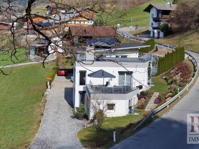 Vom Paarrefugium zum Familienhaus – wandelbar, energieautark und mit traumhaftem Ausblick