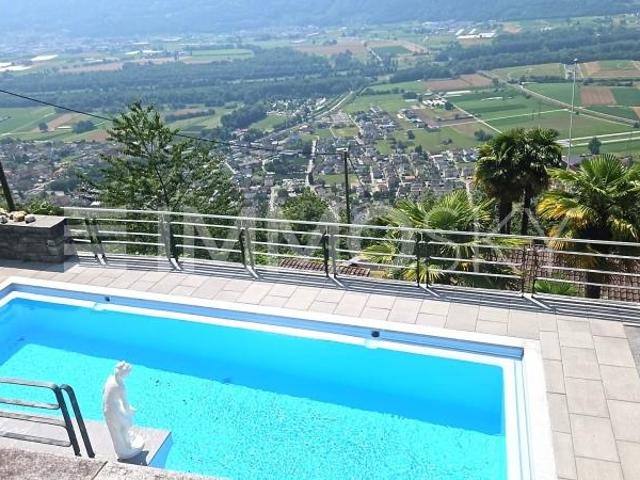 Von oben dominieren wir mit ungehinderter Sicht in einem sonnigen Bereich