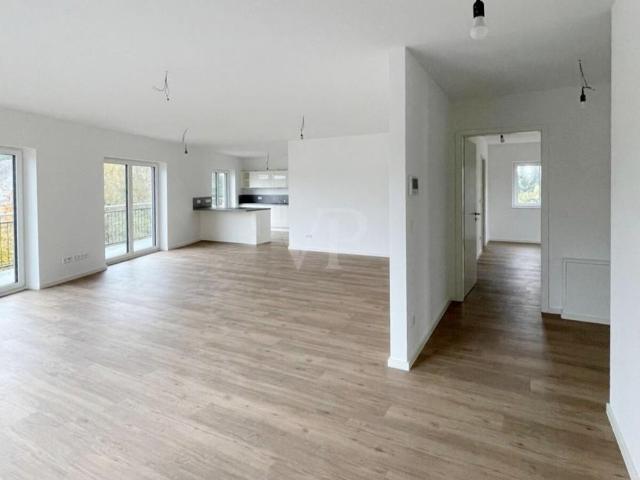 VON POLL BAD HOMBURG: Moderne zentrale 3,5 Zimmer Penthousewohnung mit Ausblick, Lift und TG Platz!