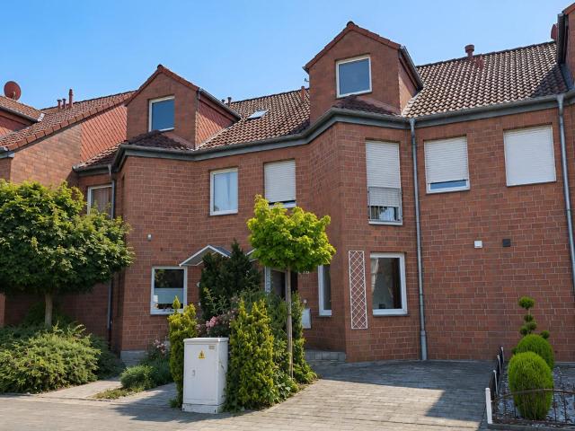 von privat: Einfamilien Reihen Mittelhaus fertig zum Wohlfühlen
