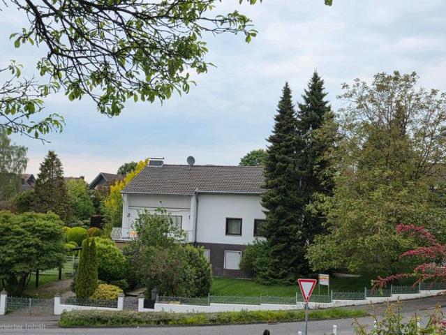 Von privat: Einfamilienhaus mit Einliegerwohnung in Lohmar Birk