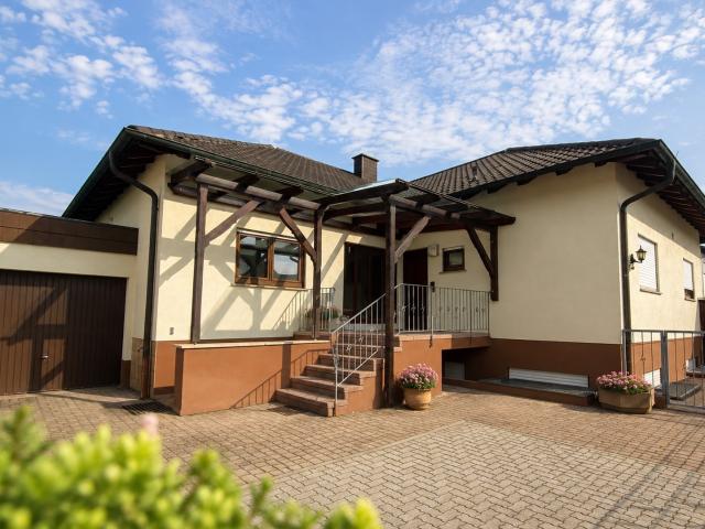 von Privat! Einfamilienhaus mit Einliegerwohnung in ruhiger Lage