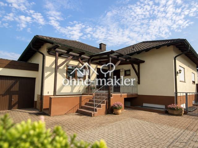 von Privat! Einfamilienhaus mit Einliegerwohnung in ruhiger Lage