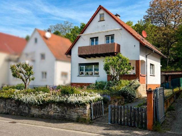 Von Privat: Einfamilienhaus mit Hof, Nebengebäude und Wiesenfläch