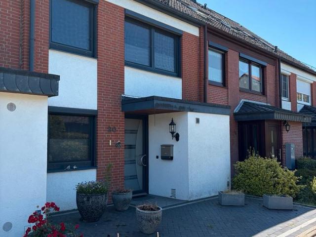 Von Privat! Großzügiges Reihenmittelhaus mit Garage