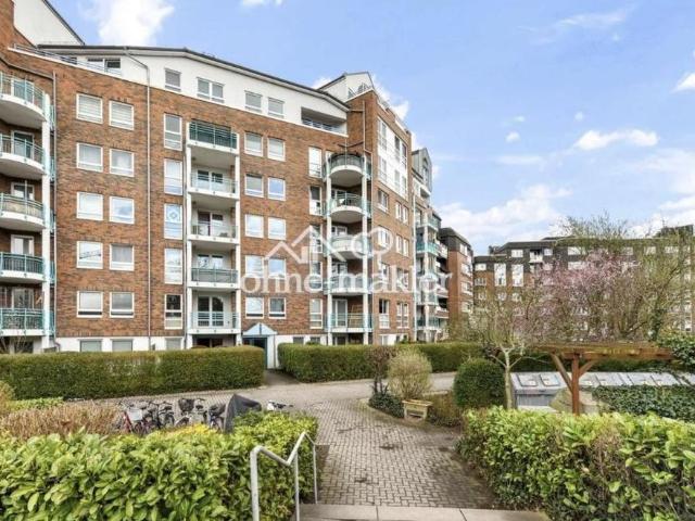 Von Privat, Helle und ruhige 2 Zimmer Wohnung in Hamburg, mit Balkon ins grüne, inkl. TG Stellplatz