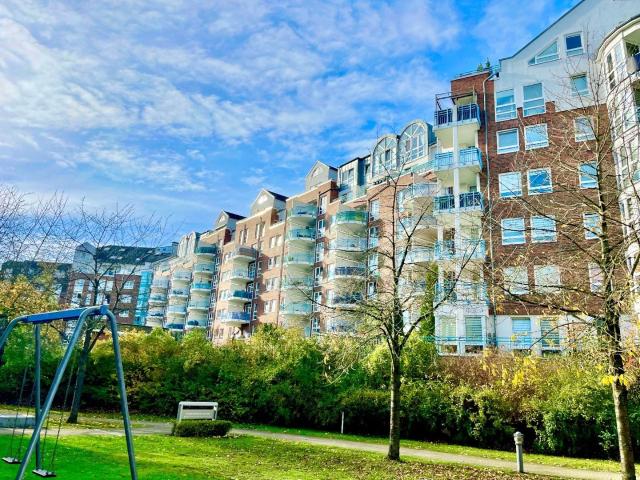 Von Privat, Helle und ruhige 2 Zimmer Wohnung in Hamburg, mit Balkon ins grüne, inkl. TG Stellplatz