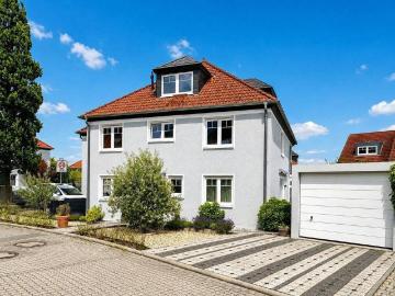 VON PRIVAT: Hochwertige DHH mit Wintergarten in begehrter Familienlage