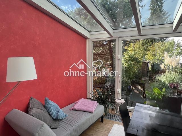 Von Privat: Lichtdurchflutetes 5 Zimmer Reihenhaus mit EBK, Wintergarten, Kamin und Garten