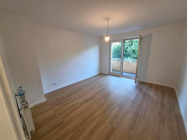 von privat: Renovierte 3 Zimmerwohnung Baumschulenweg