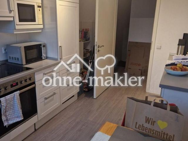 Von Privat: Tolle, geräumige 2 Zi Wohnung, EBK, Loggia, Klima