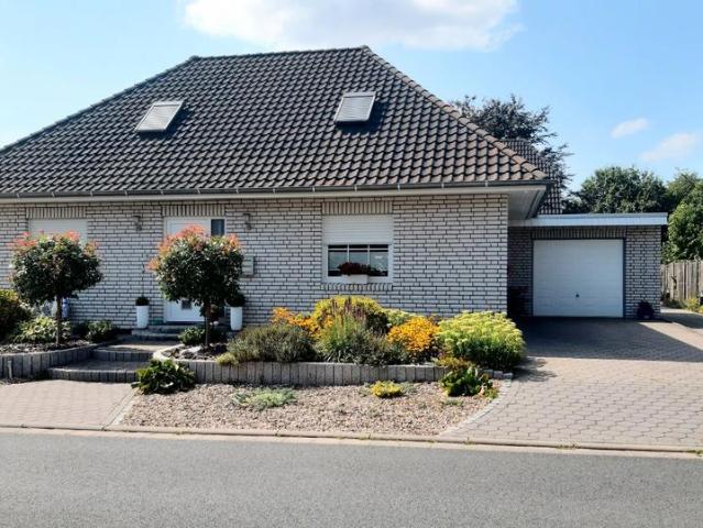 VON PRIVAT Walmdachbungalow mit Garage