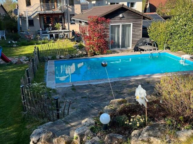 Von Privat: 4 Zimmer Wohnung mit Garten, Pool & 2 Balkonen