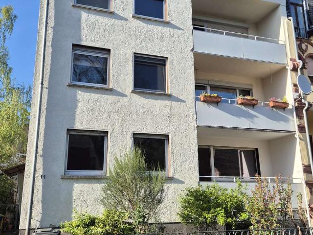 Von privat: 4 Zimmerwohnung mit Balkon in ruhiger Seitenstraße