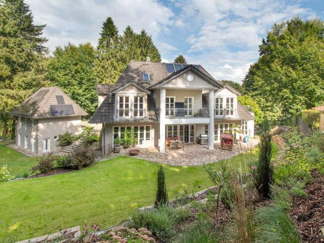 Von Wald umgeben und luxuriös ausgestattet Landhausvilla in einzigartiger Lage von Bendestorf