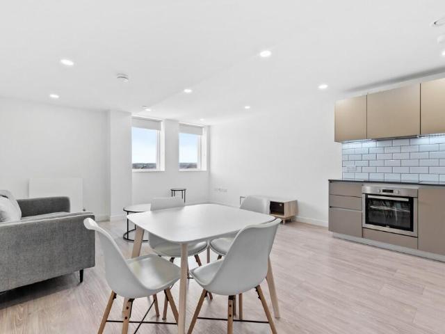 Vonder Crawley, The Boulevard RH10 Studio to rent £1,395 pcm £322 pw