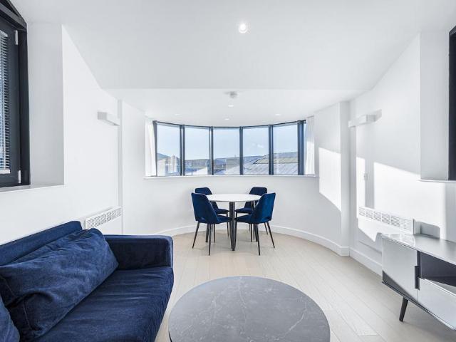 Vonder Skies, New Horizons Court TW8 2 bed apartment to rent £2,200 pcm £508 pw