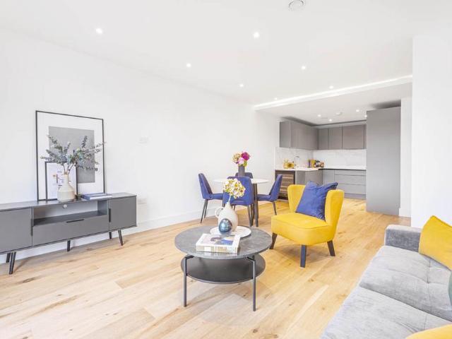 Vonder Skies, New Horizons Court TW8 3 bed apartment to rent £2,950 pcm £681 pw
