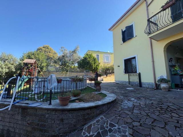 Vocabolo Campetella 24 5 vani 130mq