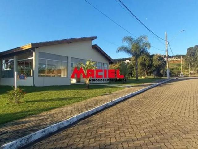 Você está buscando o local perfeito para construir a casa dos seus sonhos? Este terreno de 1075m² no
