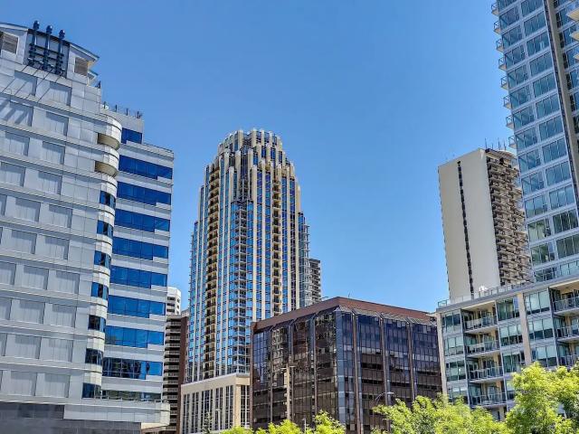 VOGUE EXECUTIVE 1 BED PLUS DEN WITH RIVER VIEWS! — 1 Bedroom+ Den Condo Unit