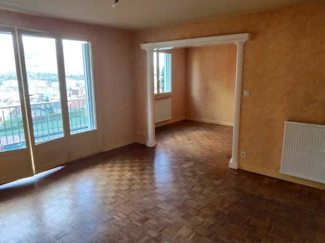 Voiron: bel appartement T3 bis, séjour double et vue dégagée