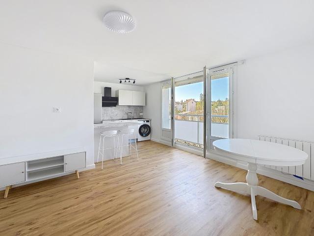 Voiron hypercentre  Appartement 2 chambres, refait à neuf et meublé