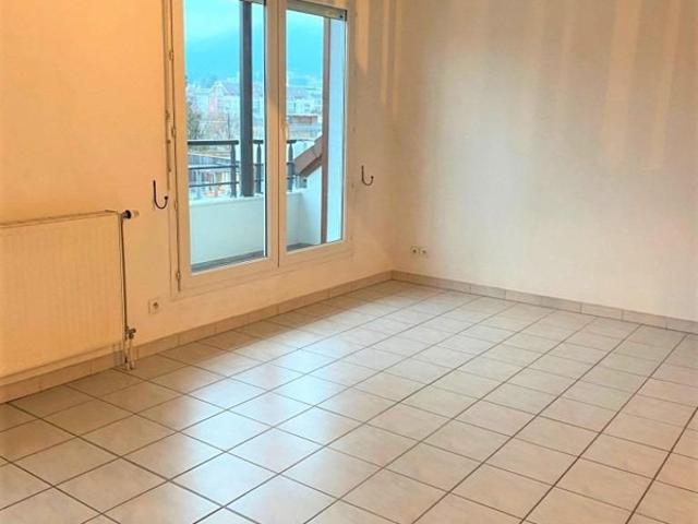 VOIRON SPACIEUX T2 EN DUPLEX AVEC GRAND BALCON