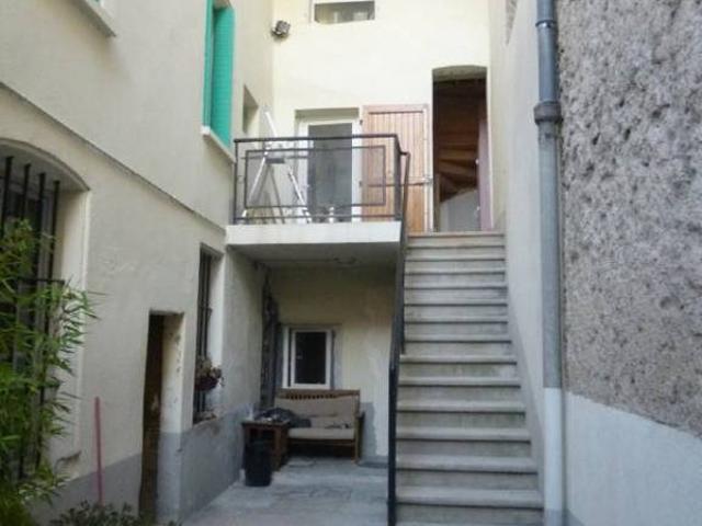 VOIRON RUE FAUBOURG SERMORENS A LOUER T2 DUPLEX ENTIEREMENT RE