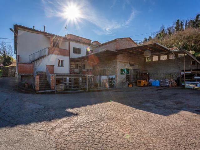 Volterra: Vendesi casa con annessi e 3 ettari di terra in po. 950m² Volterra