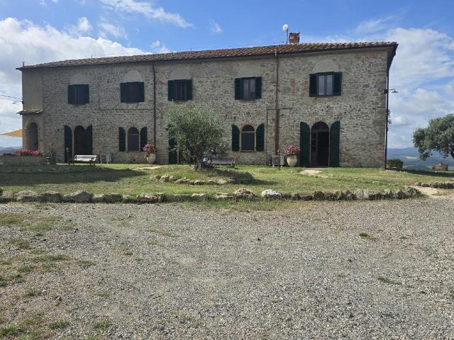 Volterra: casolare diviso in 7 appartamenti con 3 ettari di. 400m² Volterra