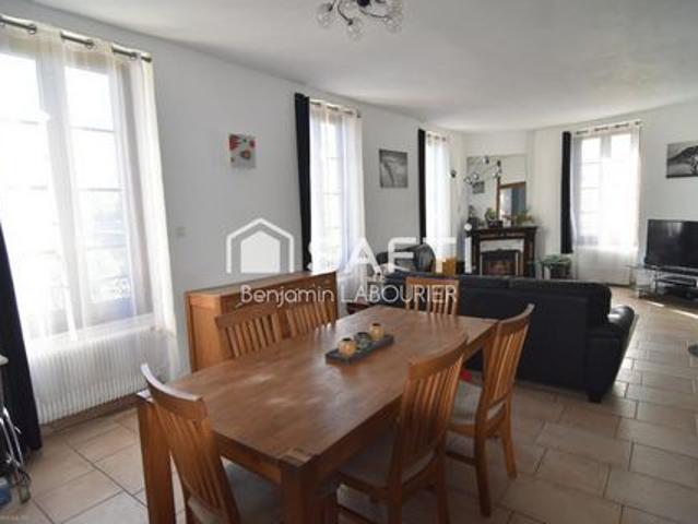 Volumes, cachet et vue sur l’Yonne: une maison familiale aux prestations complètes
