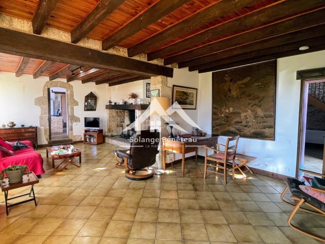 Volumes généreux et authenticité pour cette maison en pierre proche de Lannes
