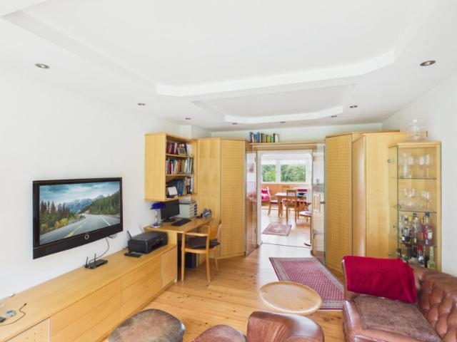 Voll möbliert & ab September verfügbar – Gemütliche 3 Zimmer Wohnung mit Kamin, Loggia und traumhaftem Grünblick