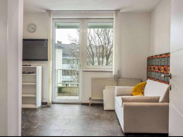 Voll möblierte 1 Zimmer Wohnung mit großem Balkon in ruhiger Top Lage am Auberg