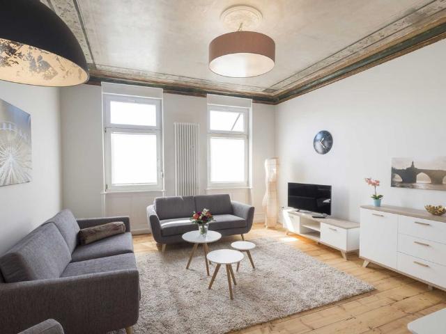 Voll möblierte 3 Zimmer Altbauwohnung in ruhiger Zentrumslage