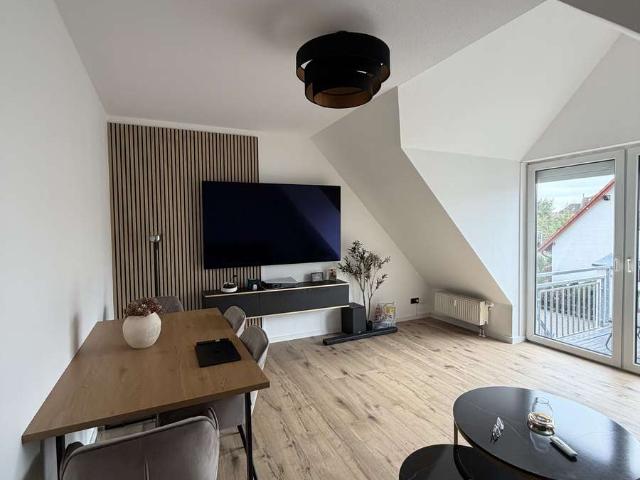 Voll möblierte, frisch sanierte 2 Zimmer Wohnung mit Tiefgaragenstellplatz & Balkon