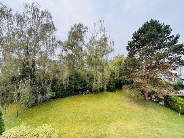 Voll möbliertes Apartment mit Blick auf den Michaelsberg + Tiefgaragenstellplatz!