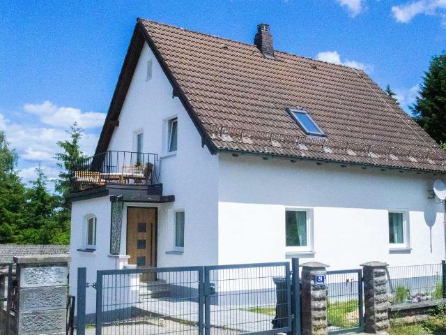 Voll möbliertes Haus direkt am See mit großem Garten & Teich