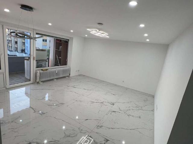 Voll Renovierte 74m2 3 Zhg Wohnung ink EBK und Stellplatz und Aufzug *Miele