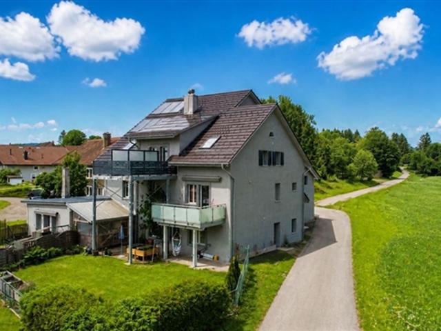 Voll vermietetes Renditegebäude – Sichere Investition im Herzen des Waadtländer Juras