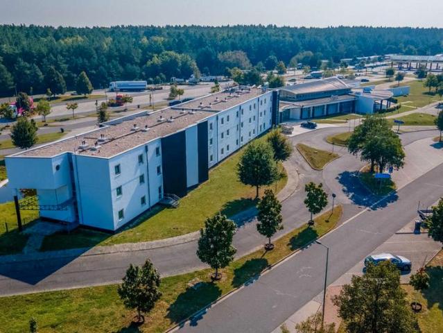vollausgestatte Hotelzimmer mit Bad an Dauermieter
